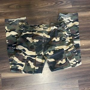 Cargo camouflage pants Men’s size 42 with stretchy waist band